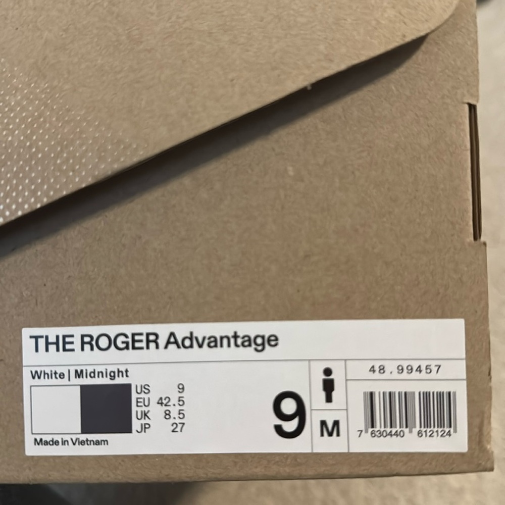 ON The Roger advantage Men’s size 9.